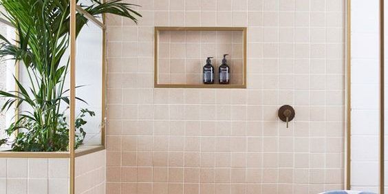 Baño pequeño hornacina rosa